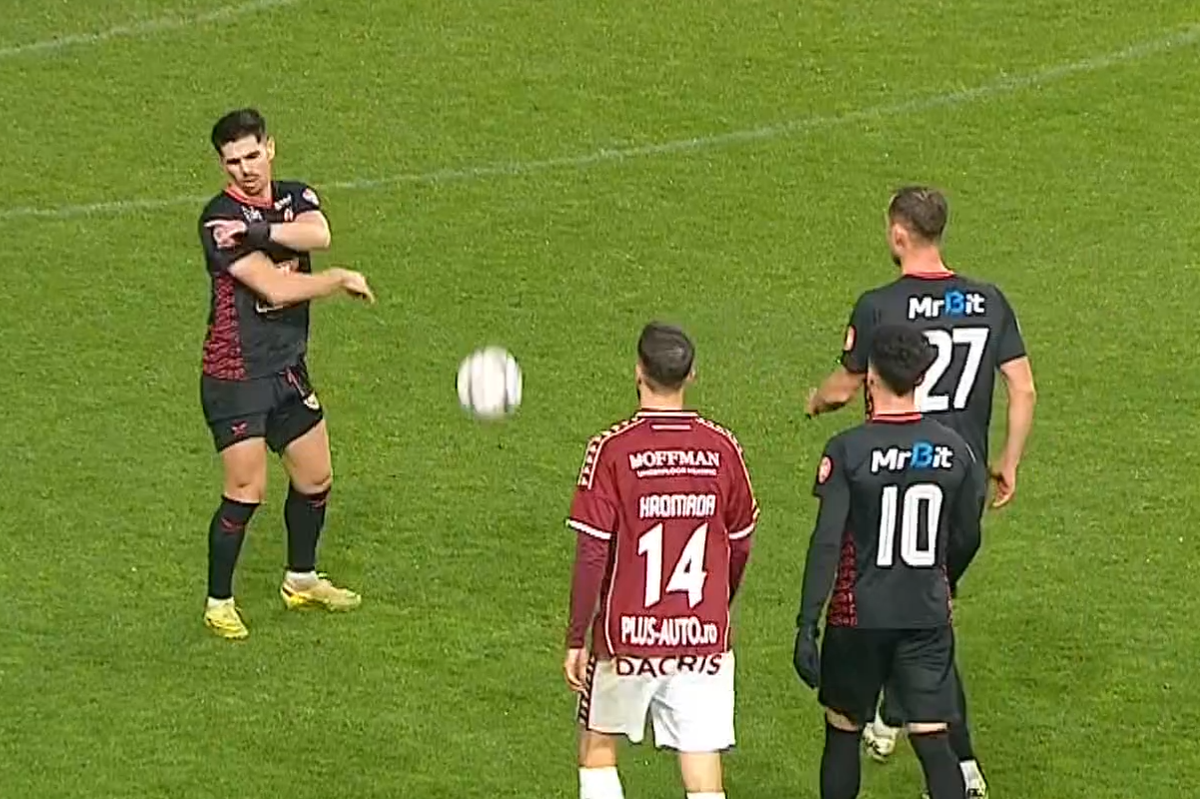 Stăpânit cu greu, după ce n-a fost lăsat să execute penalty-ul în Rapid - Csikszereda