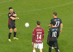 Stăpânit cu greu, după ce n-a fost lăsat să execute penalty-ul în Rapid - Csikszereda