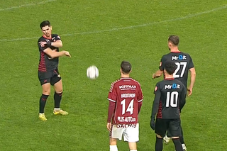 Stăpânit cu greu, după ce n-a fost lăsat să execute penalty-ul în Rapid - Csikszereda