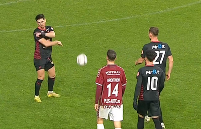 Stăpânit cu greu, după ce n-a fost lăsat să execute penalty-ul în Rapid - Csikszereda