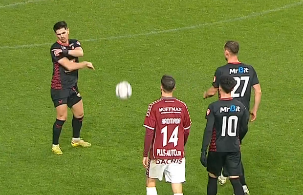 Stăpânit cu greu, după ce n-a fost lăsat să execute penalty-ul în Rapid - Csikszereda