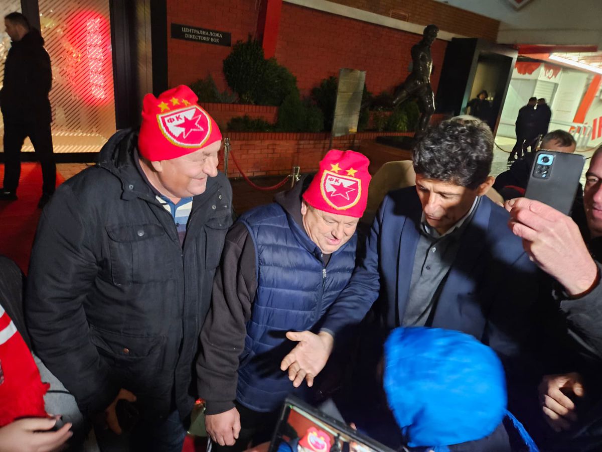 Miodrag Belodedici, înconjurat de sârbi pentru a le acorda autografe și pupat cu drag!