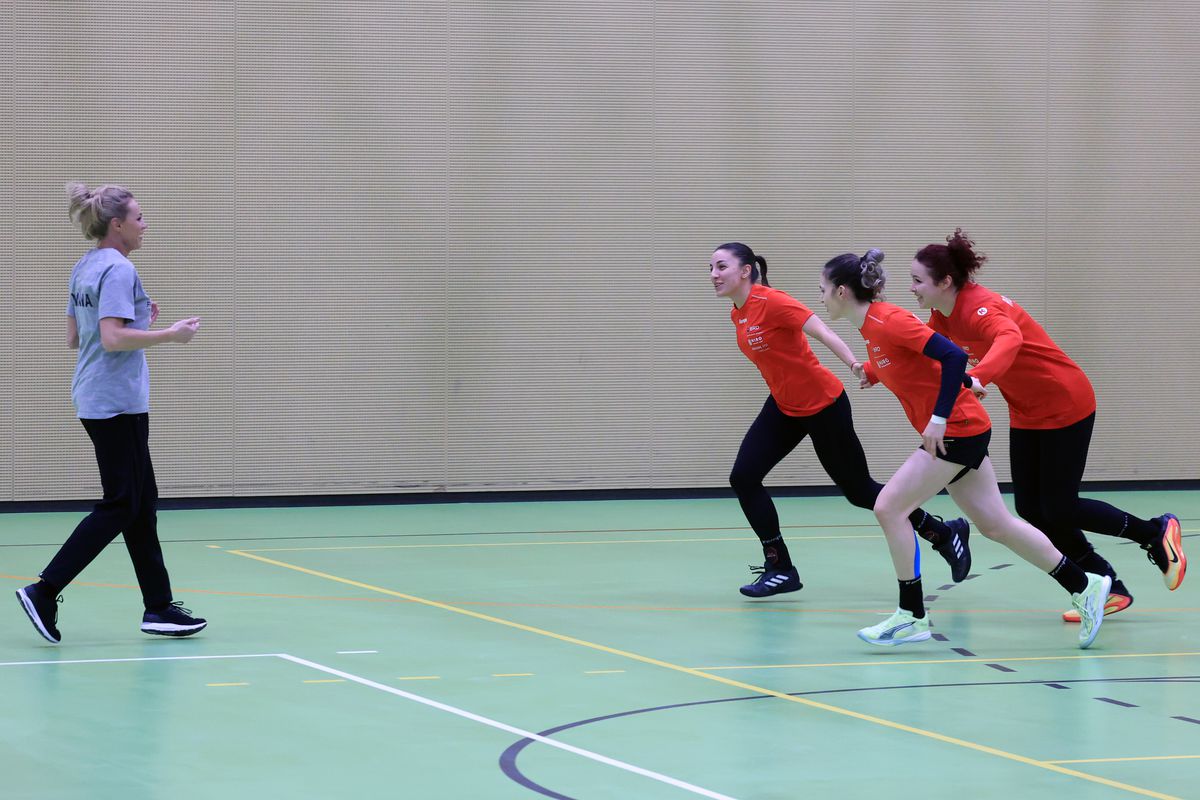 Ca Maradona în '89 » Handbalistele tricolore au cerut mingea de fotbal, antrenamentul a fost „deturnat” + încălzire cu strigături și hohote de râs