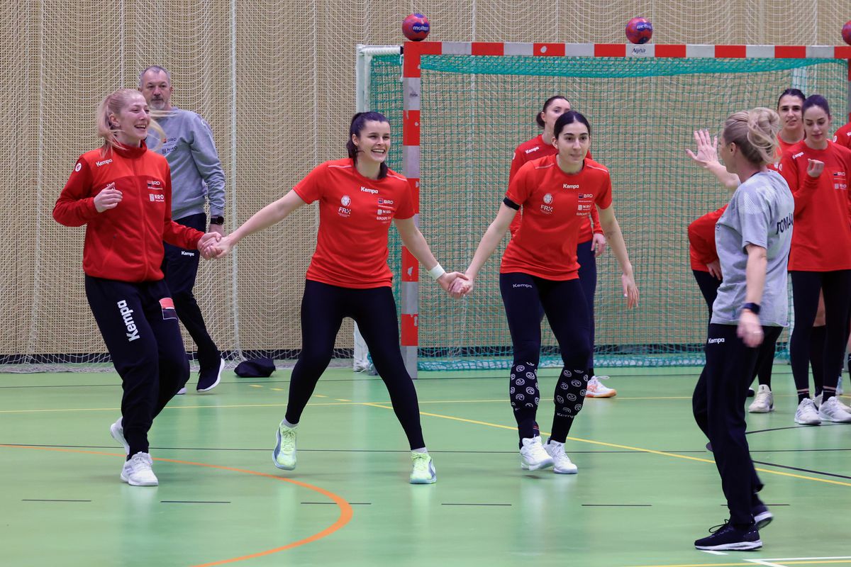 Ca Maradona în '89 » Handbalistele tricolore au cerut mingea de fotbal, antrenamentul a fost „deturnat” + încălzire cu strigături și hohote de râs