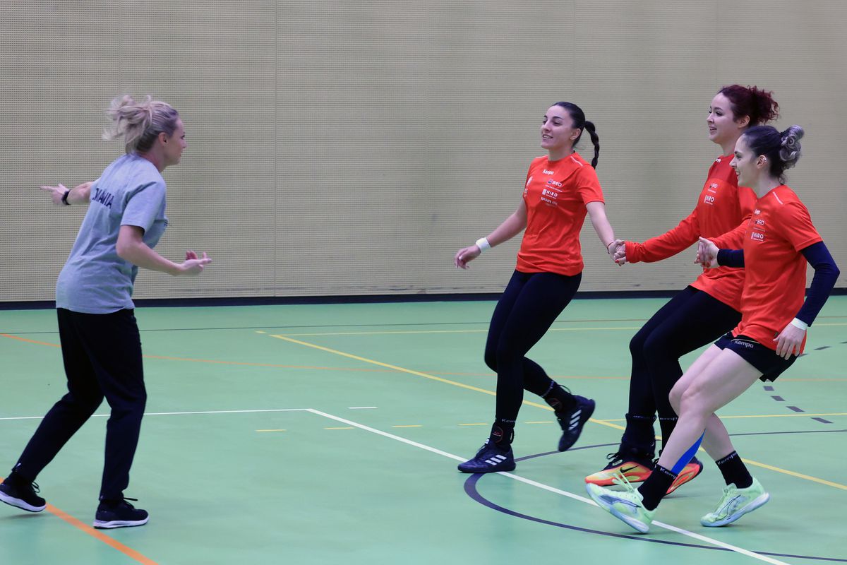 Ca Maradona în '89 » Handbalistele tricolore au cerut mingea de fotbal, antrenamentul a fost „deturnat” + încălzire cu strigături și hohote de râs