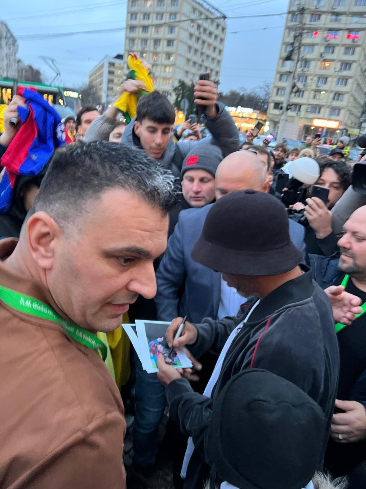 Euforie la apariția lui Ronaldinho la Iași! » Primarul l-a așteptat două ore pe brazilian să coboare din camera de hotel + câți bani a primit superstarul