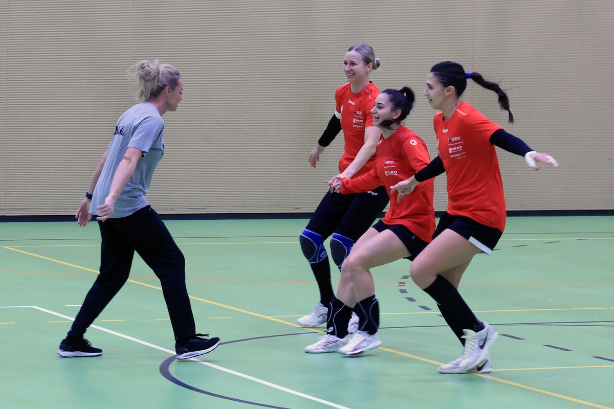 Ca Maradona în '89 » Handbalistele tricolore au cerut mingea de fotbal, antrenamentul a fost „deturnat” + încălzire cu strigături și hohote de râs