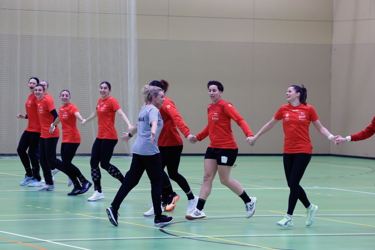 Ca Maradona în '89 » Handbalistele tricolore au cerut mingea de fotbal, antrenamentul a fost „deturnat” + încălzire cu strigături și hohote de râs