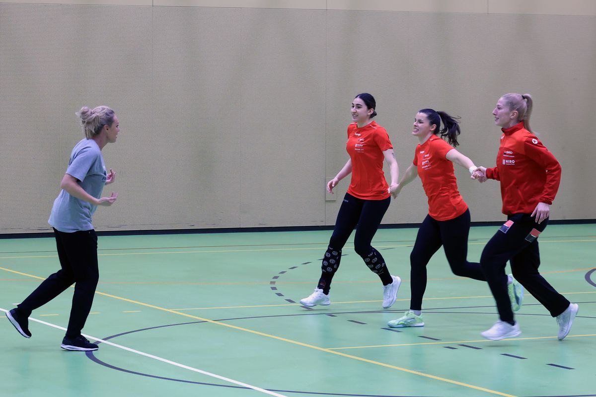 Ca Maradona în '89 » Handbalistele tricolore au cerut mingea de fotbal, antrenamentul a fost „deturnat” + încălzire cu strigături și hohote de râs