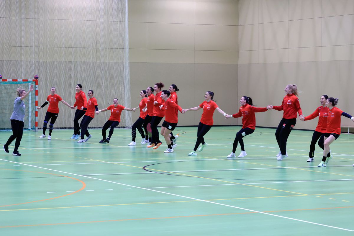 Ca Maradona în '89 » Handbalistele tricolore au cerut mingea de fotbal, antrenamentul a fost „deturnat” + încălzire cu strigături și hohote de râs