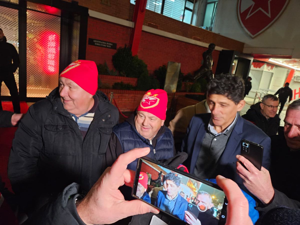 Miodrag Belodedici, înconjurat de sârbi pentru a le acorda autografe și pupat cu drag!