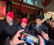 Miodrag Belodedici, înconjurat de sârbi pentru a le acorda autografe și pupat cu drag!