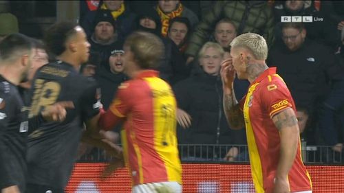 Victor Edvardsen, de la Go Ahead, își duce mâna către nas (foto, dreapta), ironizându-l pe Angelo Stiller (VfB Stuttgart) / Foto: captură