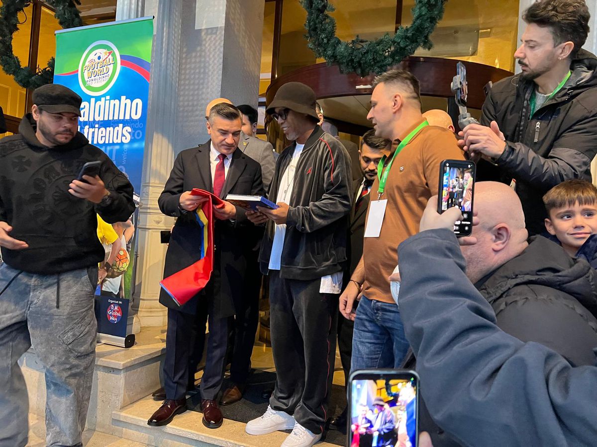 Euforie la apariția lui Ronaldinho la Iași! » Primarul l-a așteptat două ore pe brazilian să coboare din camera de hotel + câți bani a primit superstarul