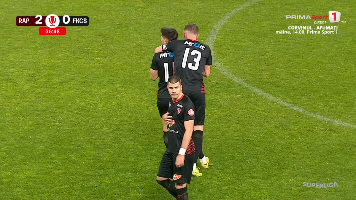 Stăpânit cu greu, după ce n-a fost lăsat să execute penalty-ul în Rapid - Csikszereda