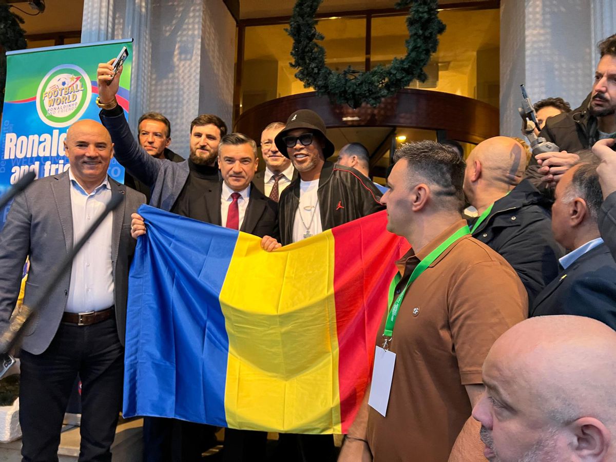 Euforie la apariția lui Ronaldinho la Iași! » Primarul l-a așteptat două ore pe brazilian să coboare din camera de hotel + câți bani a primit superstarul