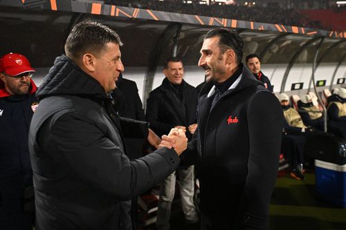 Vladan Milojevic și Elias Charalambous în meciul dintre Steaua Roșie Belgrad și FCSB / Imago Images