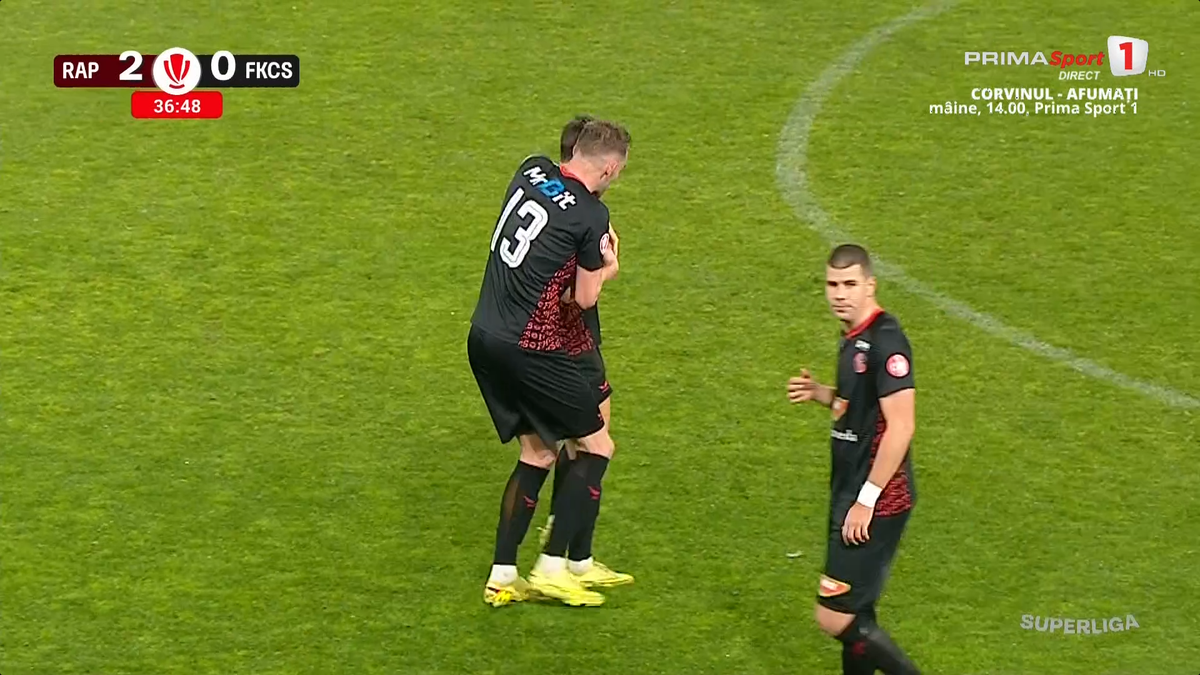 Stăpânit cu greu, după ce n-a fost lăsat să execute penalty-ul în Rapid - Csikszereda