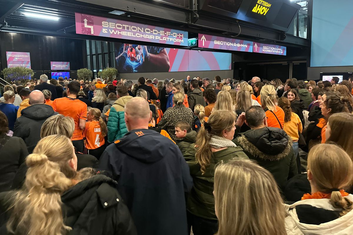 Mii de oameni s-au înghesuit pentru Estavana Polman, dar partenerul Van der Vaart a fost „blocat” în București: „Să poarte o cască, o să arunce cu ouă în el!” :)