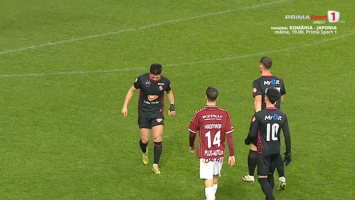 Stăpânit cu greu, după ce n-a fost lăsat să execute penalty-ul în Rapid - Csikszereda