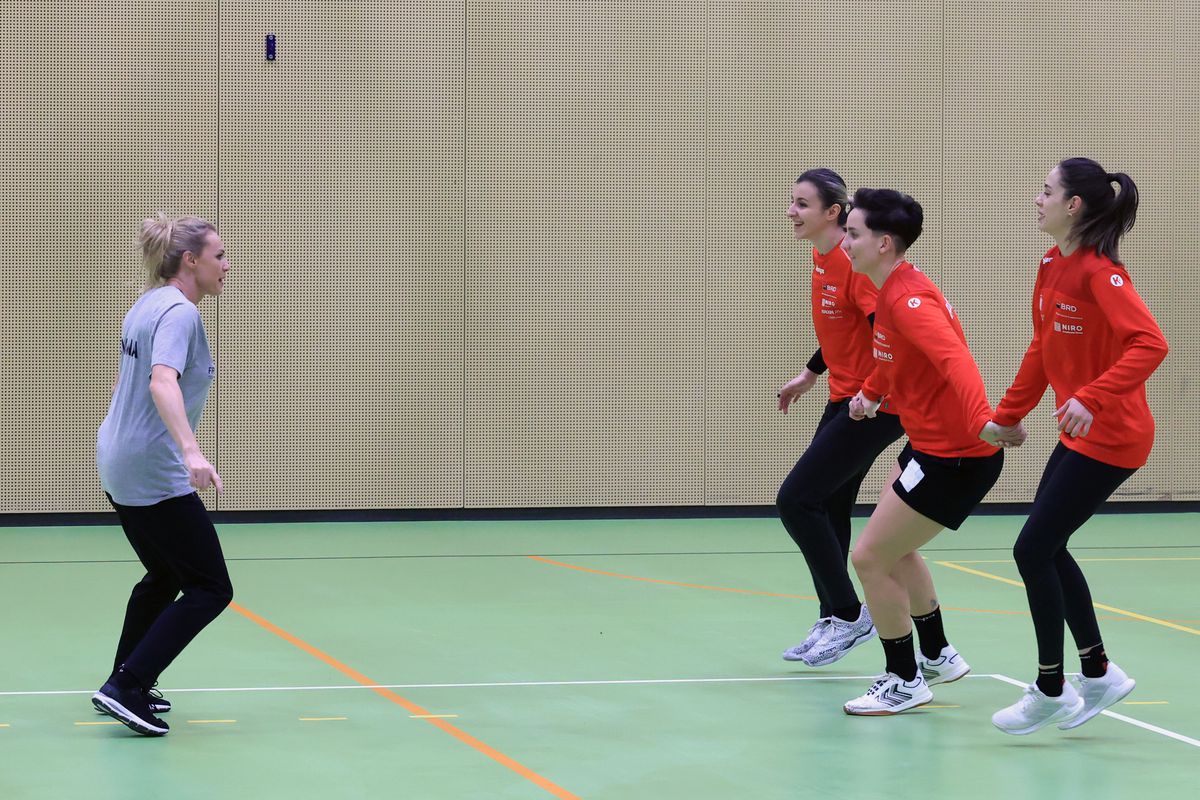 Ca Maradona în '89 » Handbalistele tricolore au cerut mingea de fotbal, antrenamentul a fost „deturnat” + încălzire cu strigături și hohote de râs