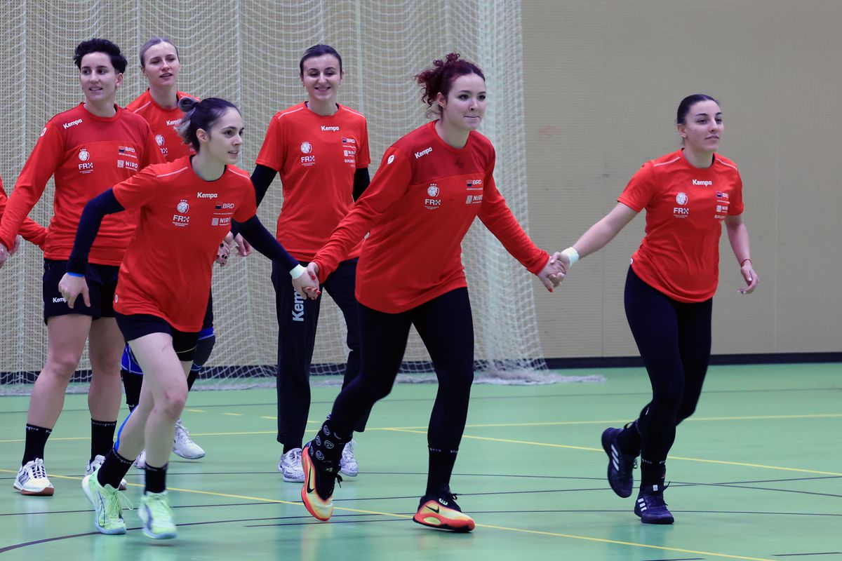 Ca Maradona în '89 » Handbalistele tricolore au cerut mingea de fotbal, antrenamentul a fost „deturnat” + încălzire cu strigături și hohote de râs