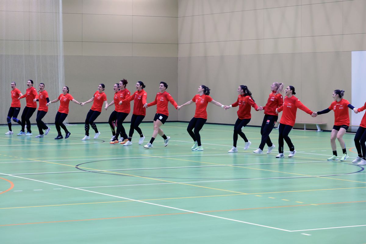 Ca Maradona în '89 » Handbalistele tricolore au cerut mingea de fotbal, antrenamentul a fost „deturnat” + încălzire cu strigături și hohote de râs