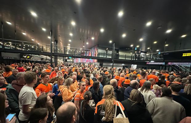 Mii de oameni s-au înghesuit pentru Estavana Polman, dar partenerul Van der Vaart a fost „blocat” în București: „Să poarte o cască, o să arunce cu ouă în el!” :)