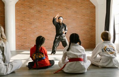 Mai mult decât un sport: cum clădesc artele marțiale și boxul caracterul copiilor