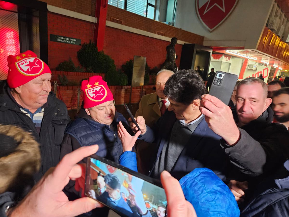 Miodrag Belodedici, înconjurat de sârbi pentru a le acorda autografe și pupat cu drag!