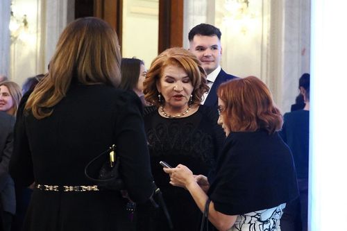 Veronica Cochela la Gala Canotajului 100 de ani și fiul său, Alexandru, în plan secund Foto: Roxana Fleșeru