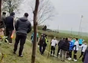 Halucinant! Viceprimarul a lovit un jucător cu sticla în cap în timpul unui meci din România