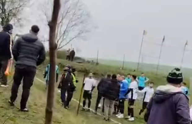 Halucinant! Viceprimarul a lovit un jucător cu sticla în cap în timpul unui meci din România