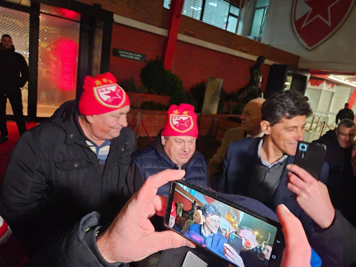 Miodrag Belodedici, înconjurat de sârbi pentru a le acorda autografe și pupat cu drag!