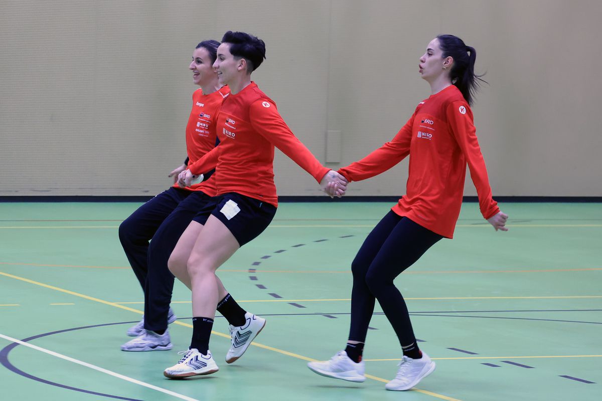 Ca Maradona în '89 » Handbalistele tricolore au cerut mingea de fotbal, antrenamentul a fost „deturnat” + încălzire cu strigături și hohote de râs