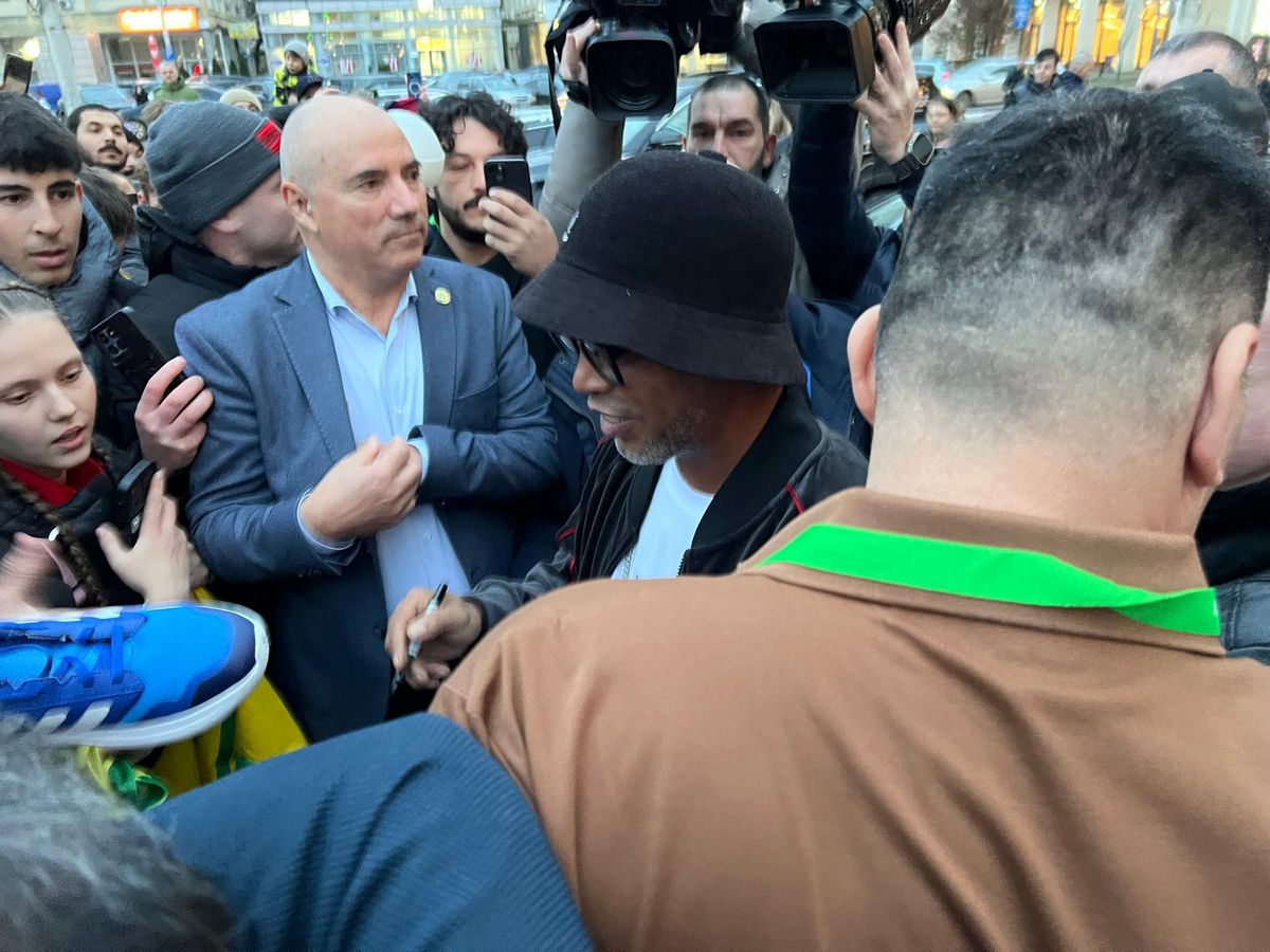 Euforie la apariția lui Ronaldinho la Iași! » Primarul l-a așteptat două ore pe brazilian să coboare din camera de hotel + câți bani a primit superstarul