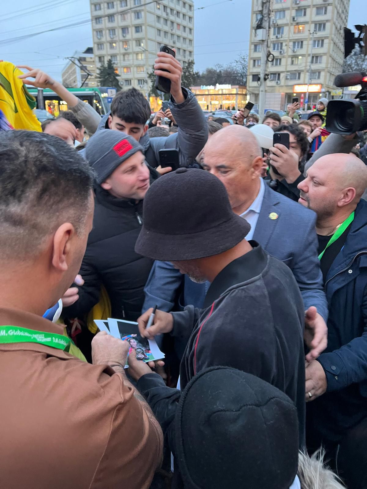 Euforie la apariția lui Ronaldinho la Iași! » Primarul l-a așteptat două ore pe brazilian să coboare din camera de hotel + câți bani a primit superstarul