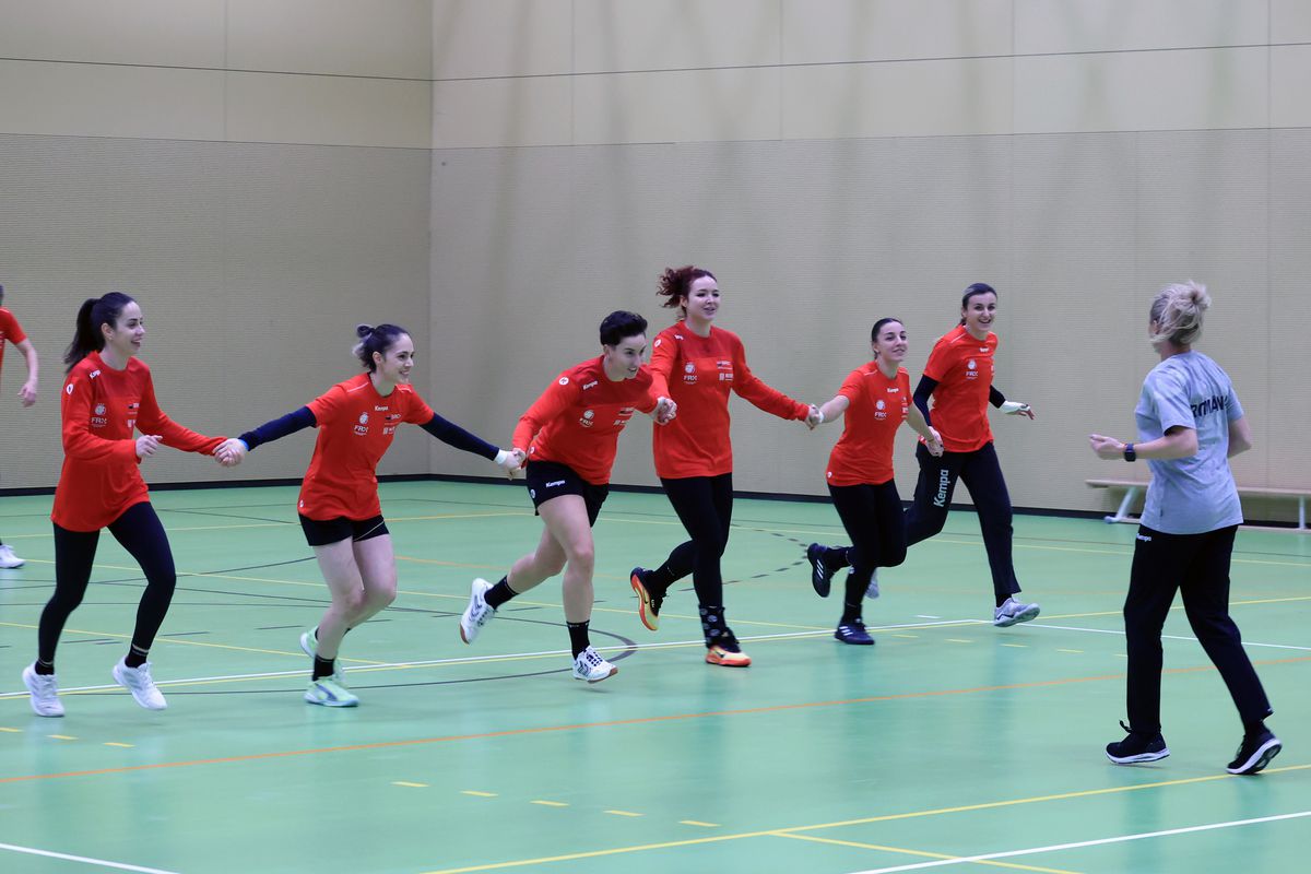 Ca Maradona în '89 » Handbalistele tricolore au cerut mingea de fotbal, antrenamentul a fost „deturnat” + încălzire cu strigături și hohote de râs