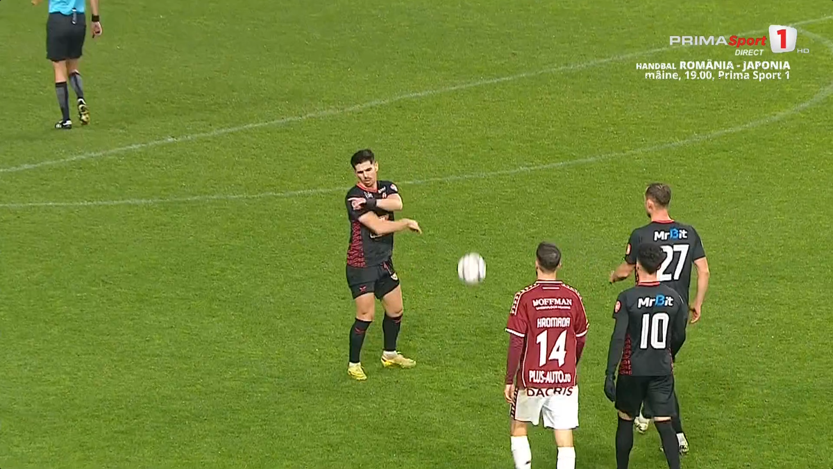 Stăpânit cu greu, după ce n-a fost lăsat să execute penalty-ul în Rapid - Csikszereda