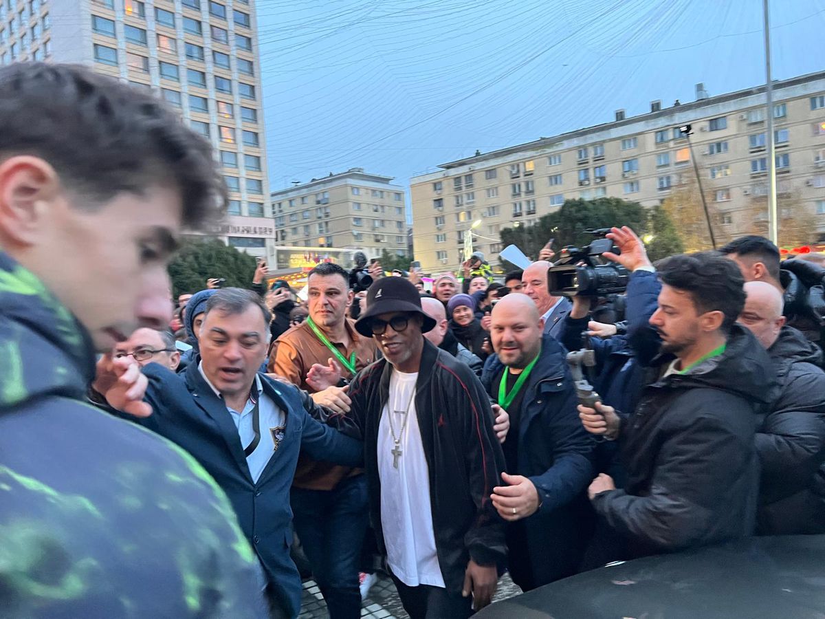Euforie la apariția lui Ronaldinho la Iași! » Primarul l-a așteptat două ore pe brazilian să coboare din camera de hotel + câți bani a primit superstarul