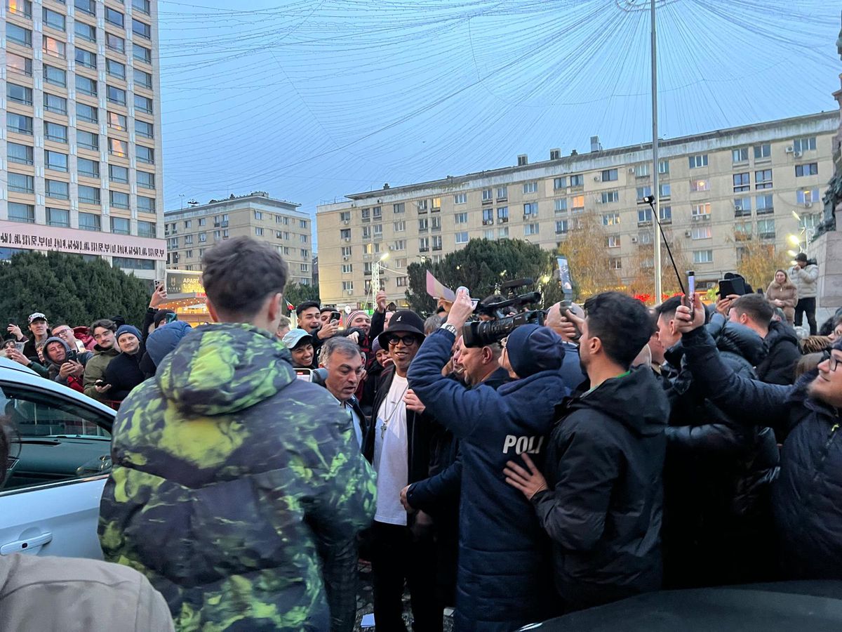 Euforie la apariția lui Ronaldinho la Iași! » Primarul l-a așteptat două ore pe brazilian să coboare din camera de hotel + câți bani a primit superstarul