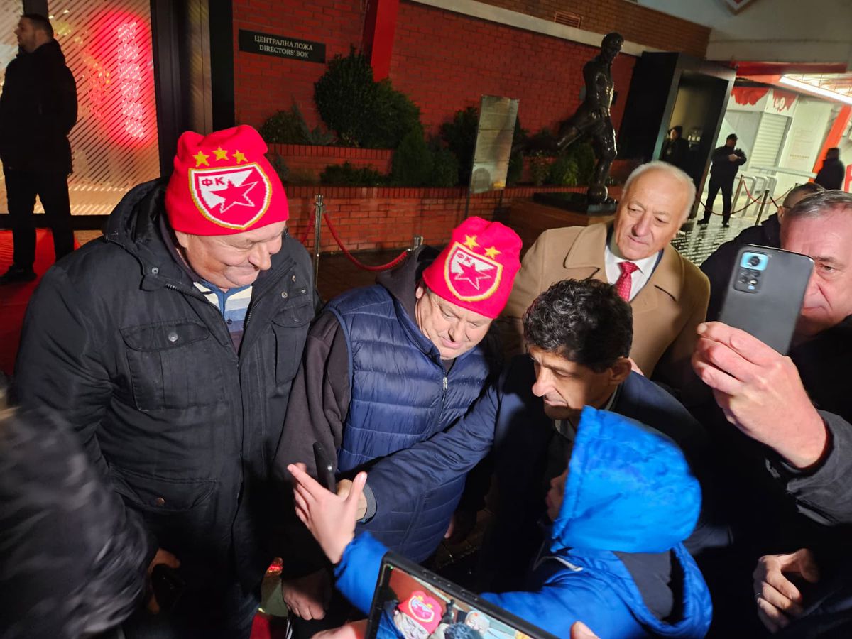 Miodrag Belodedici, înconjurat de sârbi pentru a le acorda autografe și pupat cu drag!