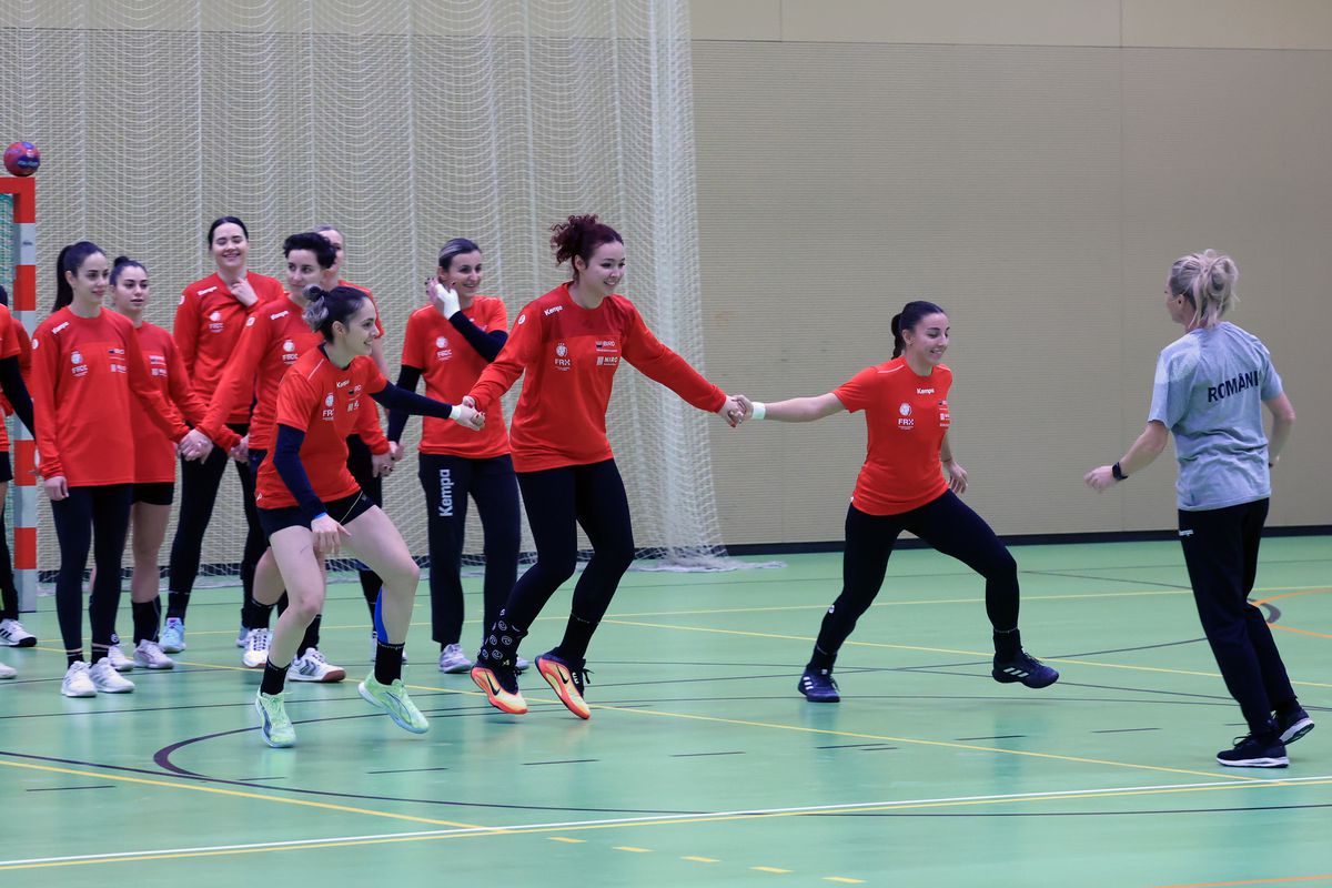 Ca Maradona în '89 » Handbalistele tricolore au cerut mingea de fotbal, antrenamentul a fost „deturnat” + încălzire cu strigături și hohote de râs