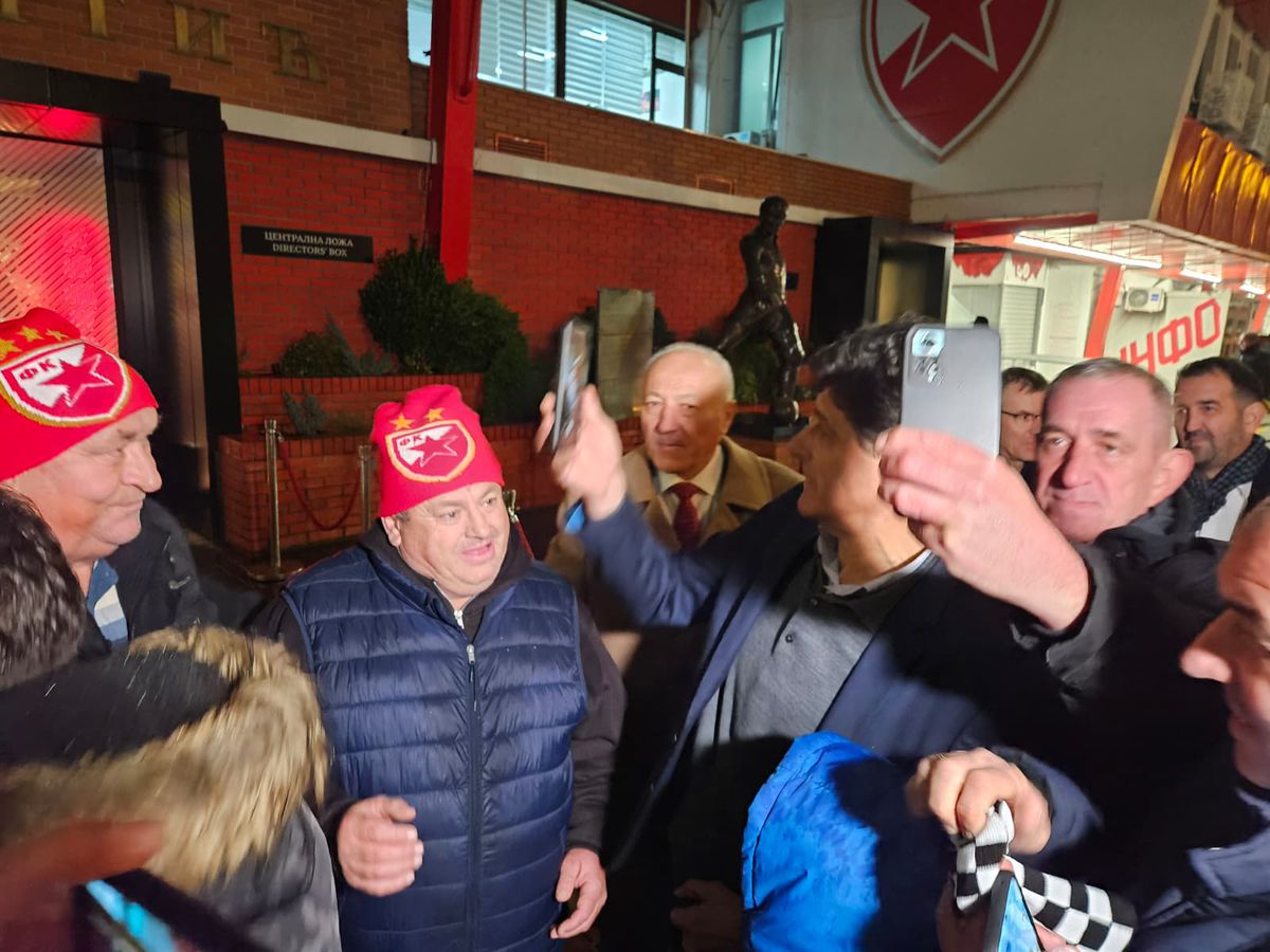 Miodrag Belodedici, înconjurat de sârbi pentru a le acorda autografe și pupat cu drag!