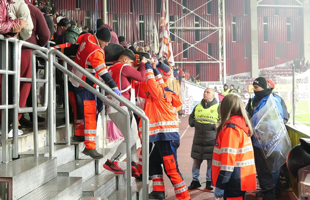 Panică în Giulești! A căzut de pe balustradă la Rapid - Csikszereda: scutierii și medicii au urcat imediat în peluză