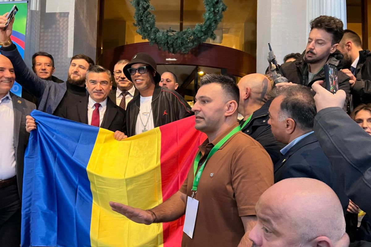 Euforie la apariția lui Ronaldinho la Iași! » Primarul l-a așteptat două ore pe brazilian să coboare din camera de hotel + câți bani a primit superstarul