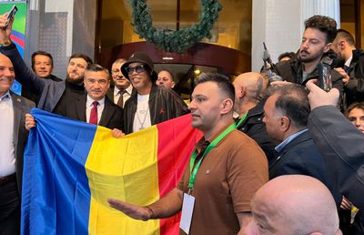 Euforie la apariția lui Ronaldinho la Iași! » Primarul l-a așteptat două ore pe brazilian să coboare din camera de hotel + câți bani a primit superstarul