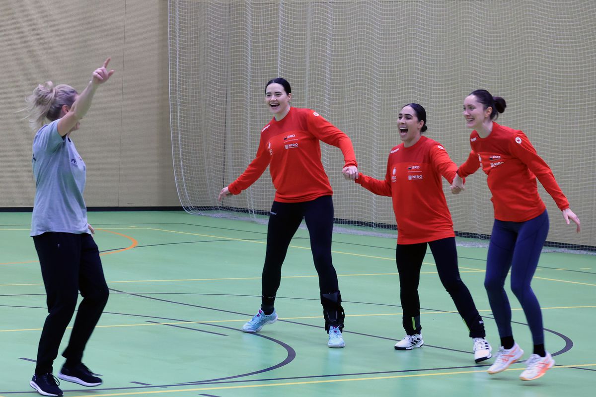 Ca Maradona în '89 » Handbalistele tricolore au cerut mingea de fotbal, antrenamentul a fost „deturnat” + încălzire cu strigături și hohote de râs