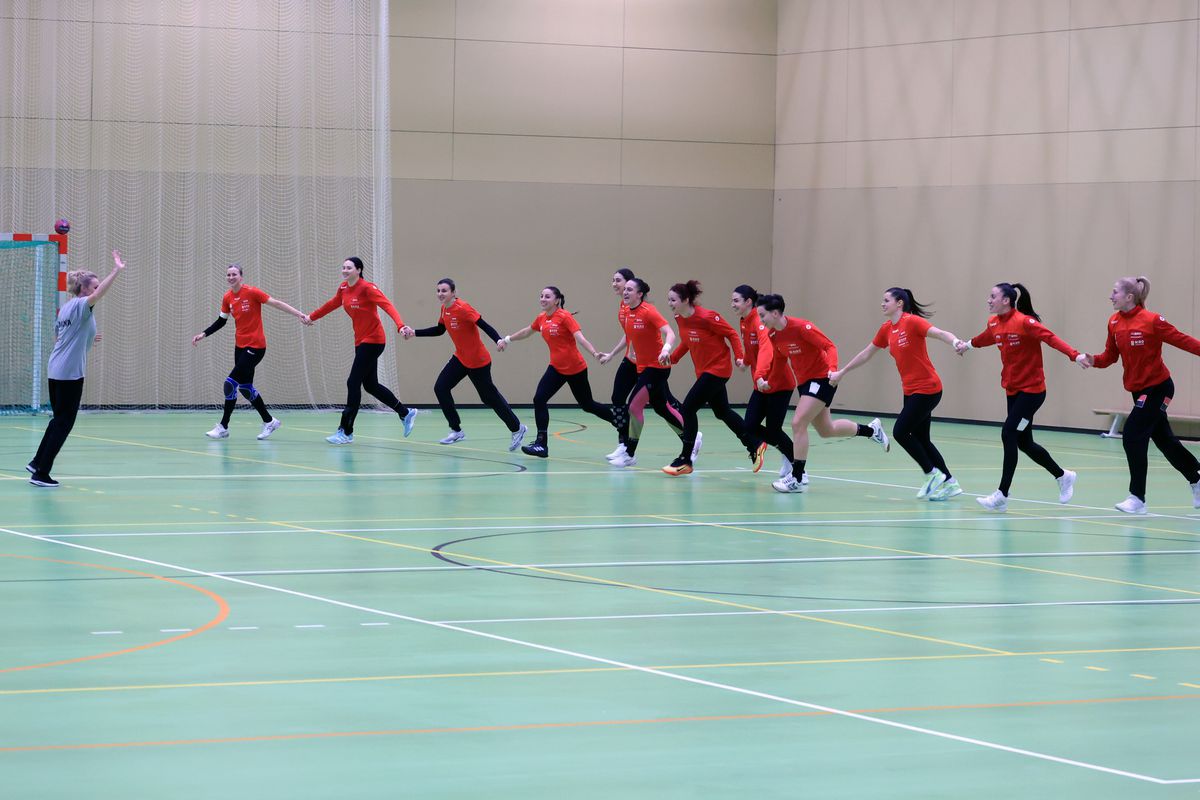 Ca Maradona în '89 » Handbalistele tricolore au cerut mingea de fotbal, antrenamentul a fost „deturnat” + încălzire cu strigături și hohote de râs