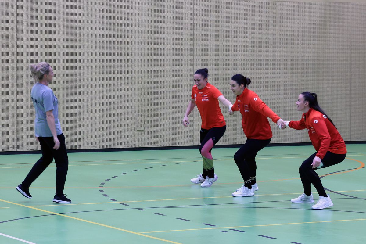 Ca Maradona în '89 » Handbalistele tricolore au cerut mingea de fotbal, antrenamentul a fost „deturnat” + încălzire cu strigături și hohote de râs